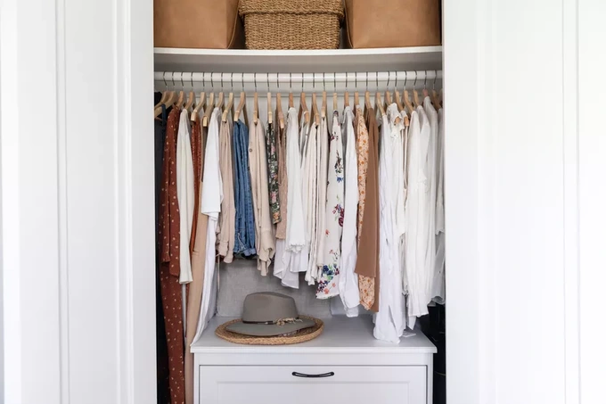 6 mẹo đơn giản để làm tủ quần áo chứa được nhiều đồ  - 1