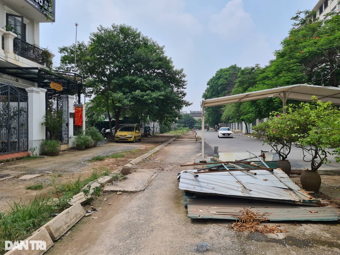 Hàng rào bảo vệ của một trường đại học ở Hà Nội ngang nhiên bị phá hoại - 1